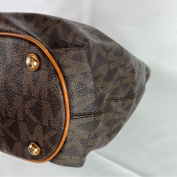 Michael Kors Collection, Bucket bag and wallet - Picture 9 of 16